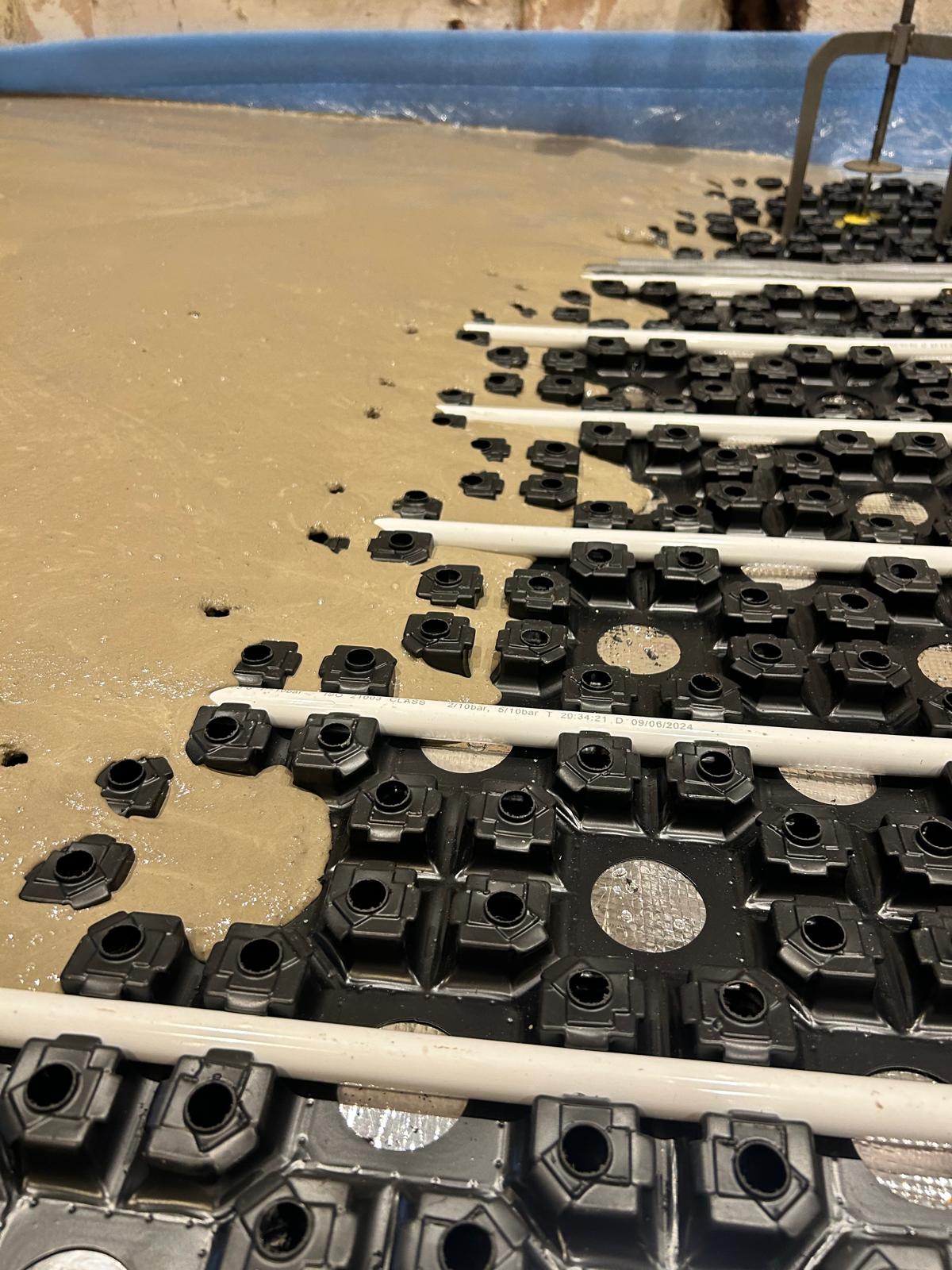 Liquid screed and underfloor heating